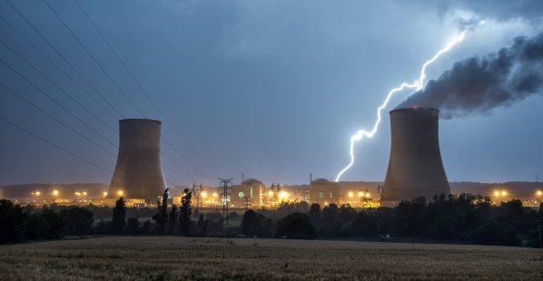 Orage sur la centrale nucléaire de Civaux.